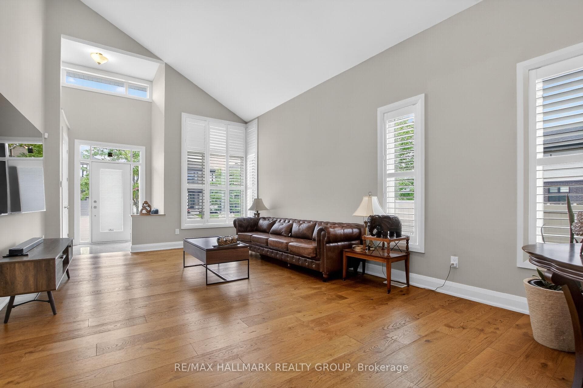 341 Serenade Crescent photo 5