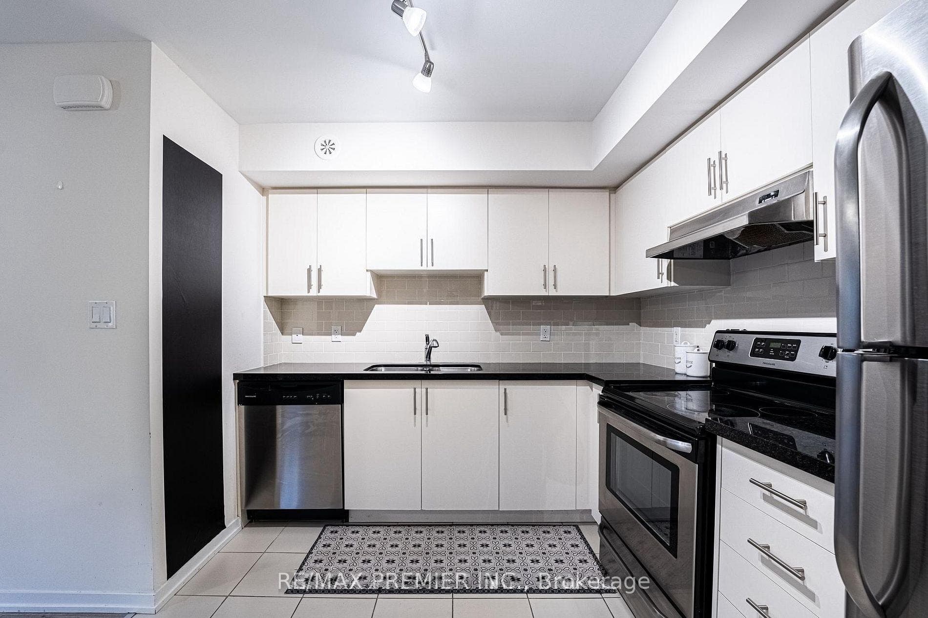26 Bruce Street Unit B02 photo 6