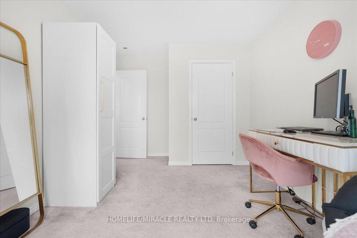 402 Dougall Avenue photo 26