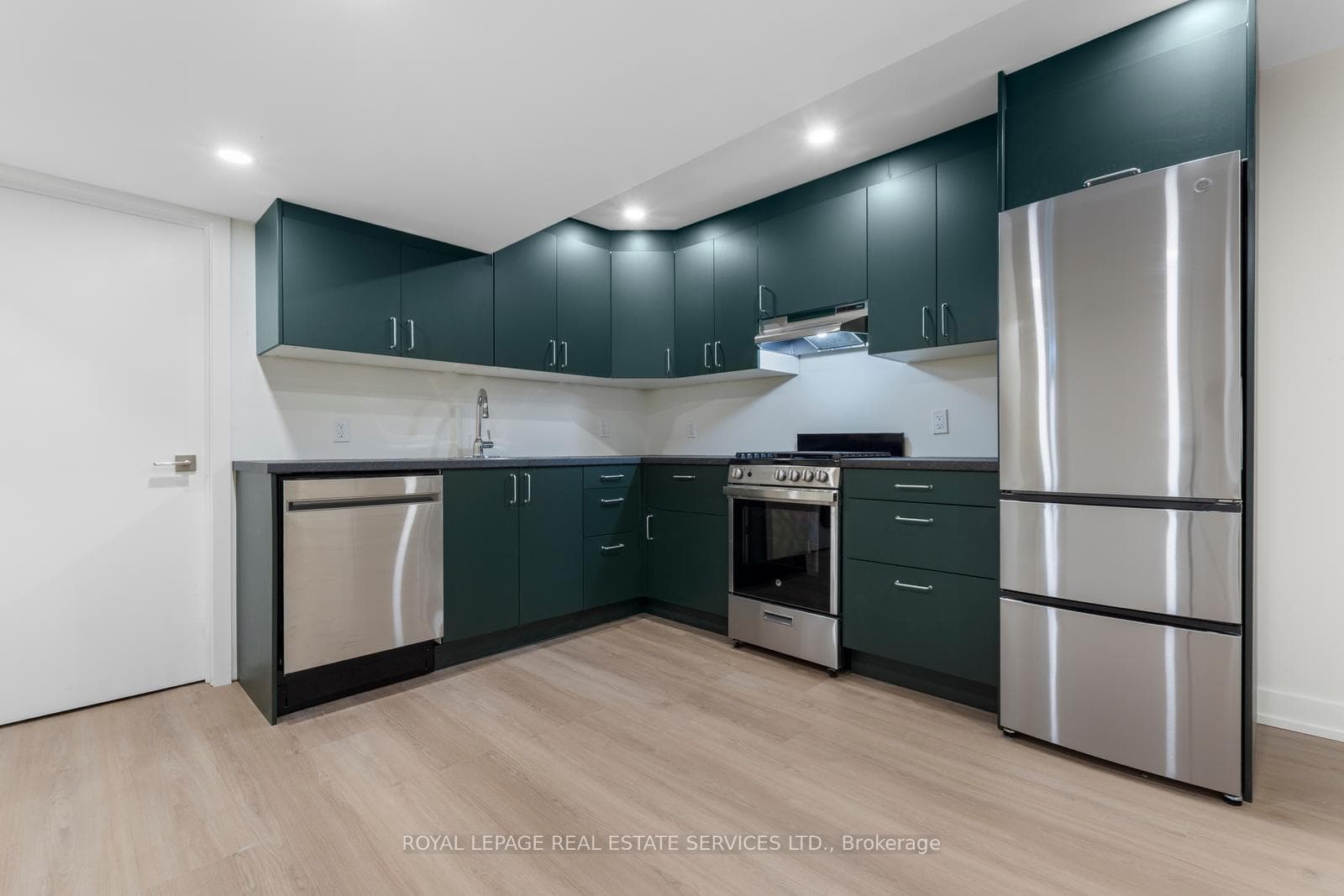 1129 Mount Pleasant Road Unit Lower photo 6