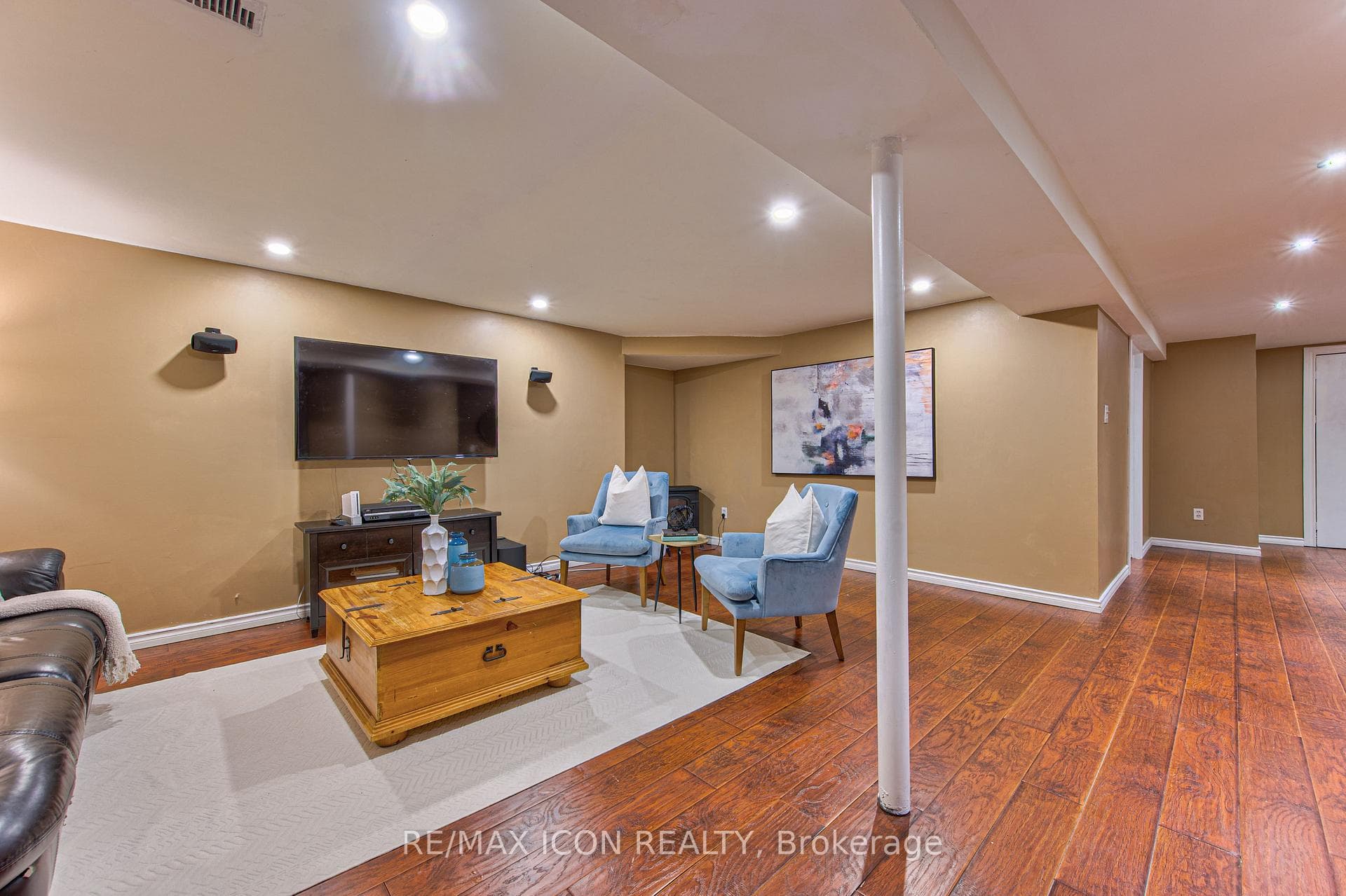 15 Hall Crescent photo 36