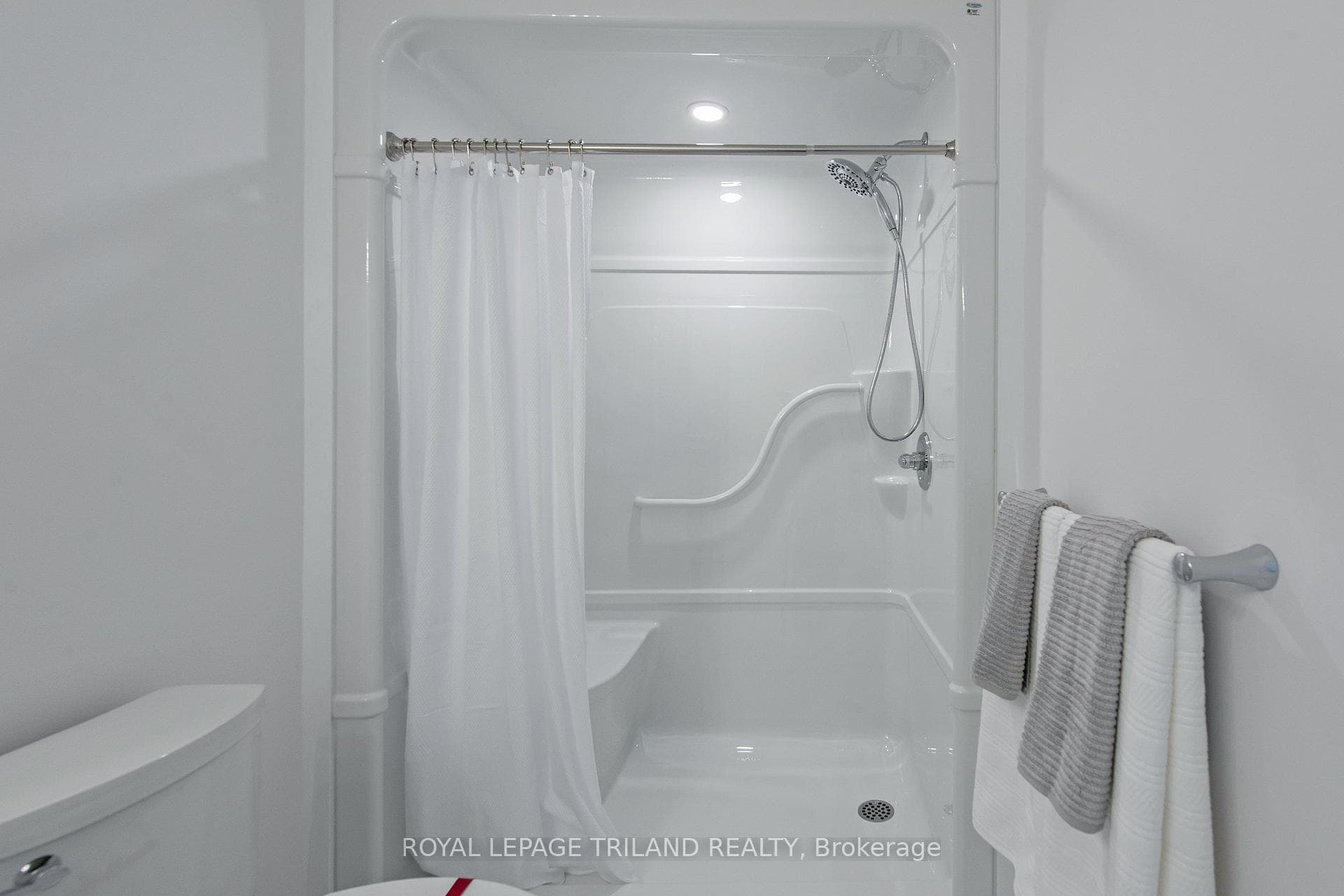 138 Renaissance Drive photo 32