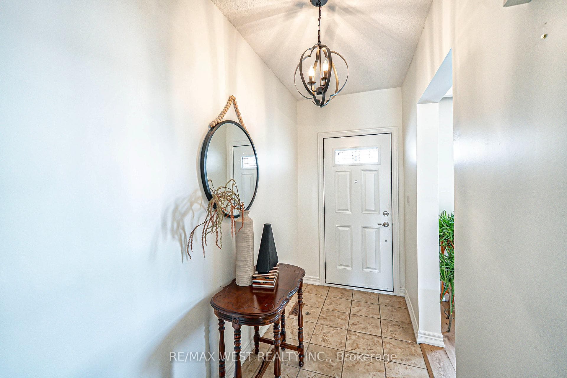 1166 Dufferin Street photo 3