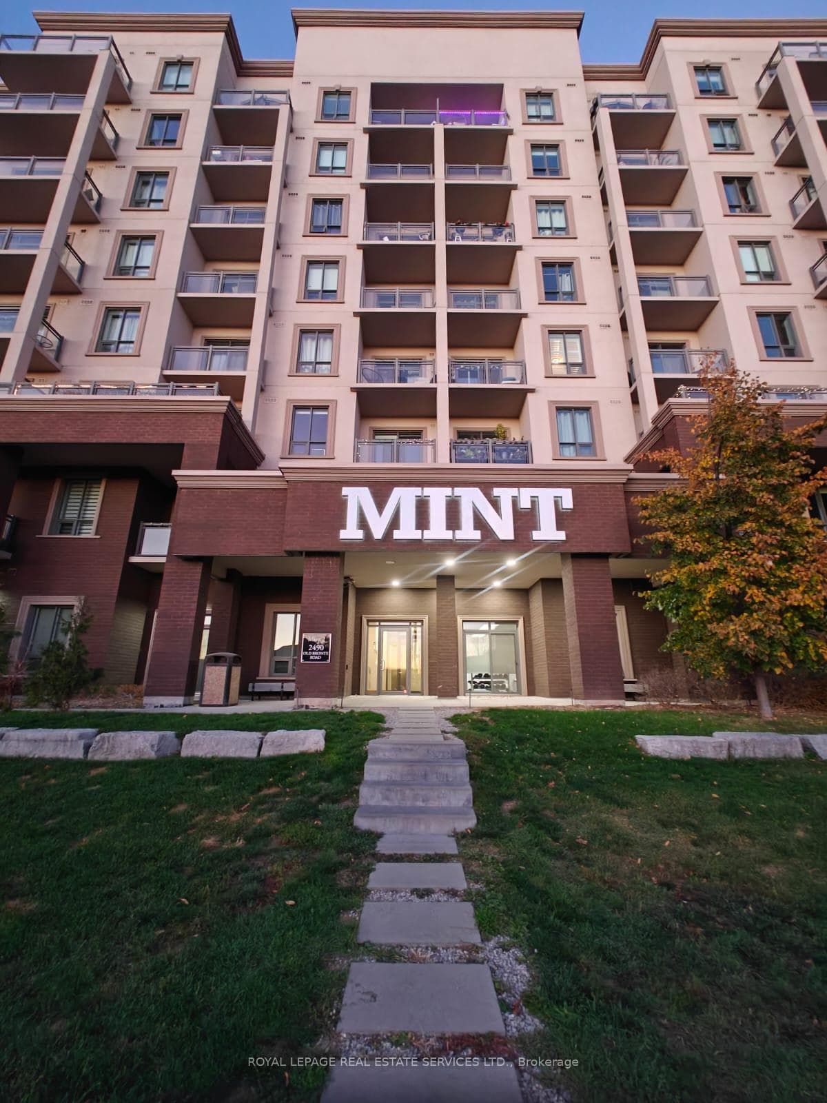 2490 Old Bronte Road Unit 817 photo 2