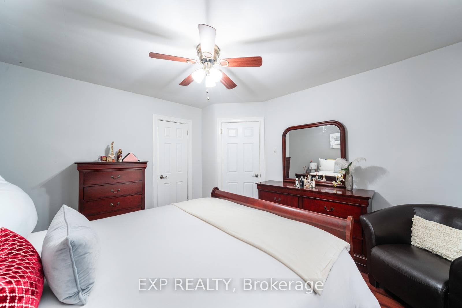 2067 Eglinton Avenue photo 10