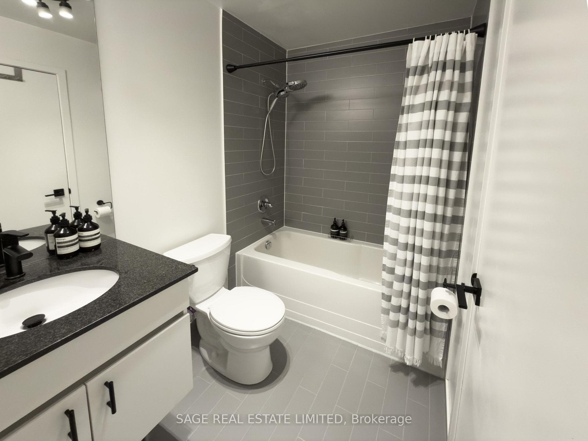 38 Niagara Street Unit 605 photo 5