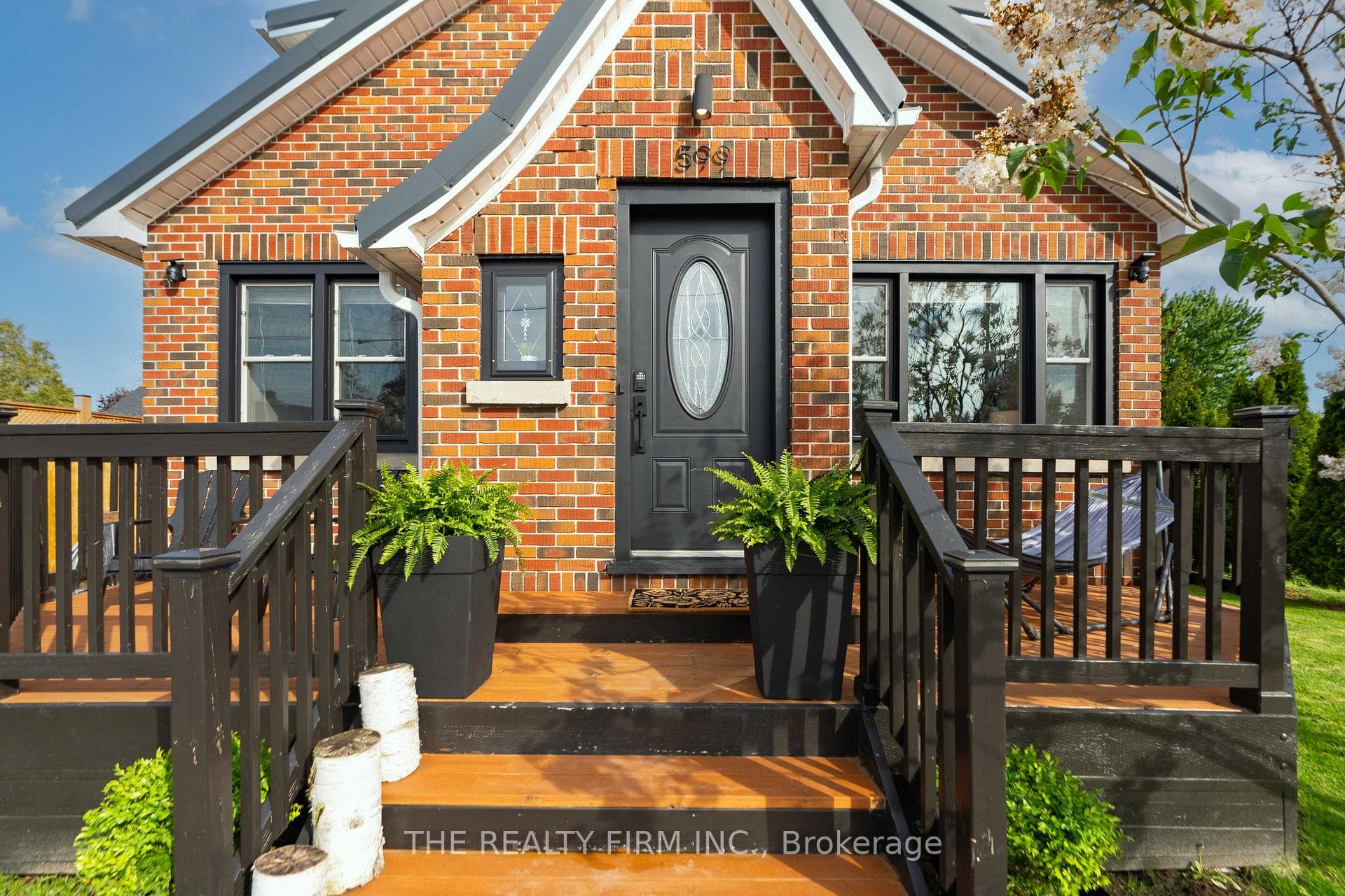 599 John Street photo 3