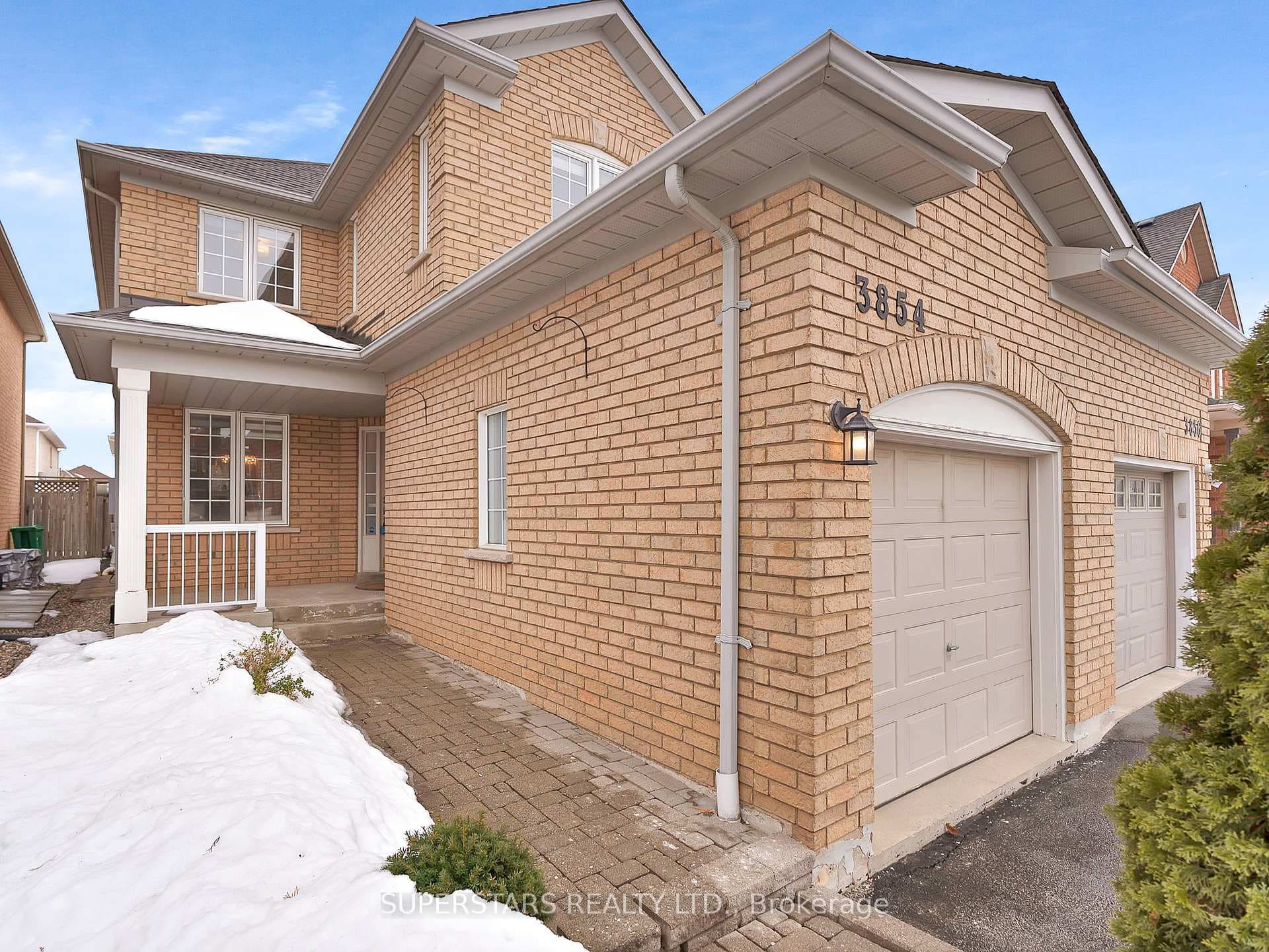 WELL MAINTAINED SEMI IN PRESTIGIOUS LISGAR