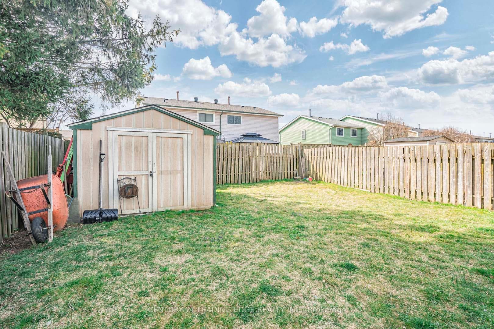 1302 Fenelon Crescent photo 35