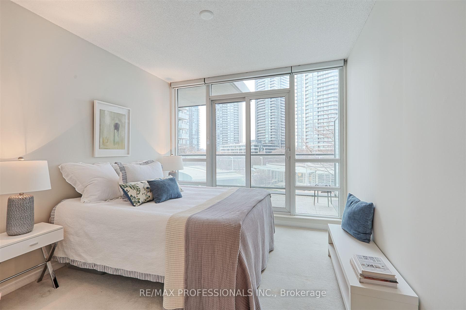 2240 Lake Shore Boulevard photo 16