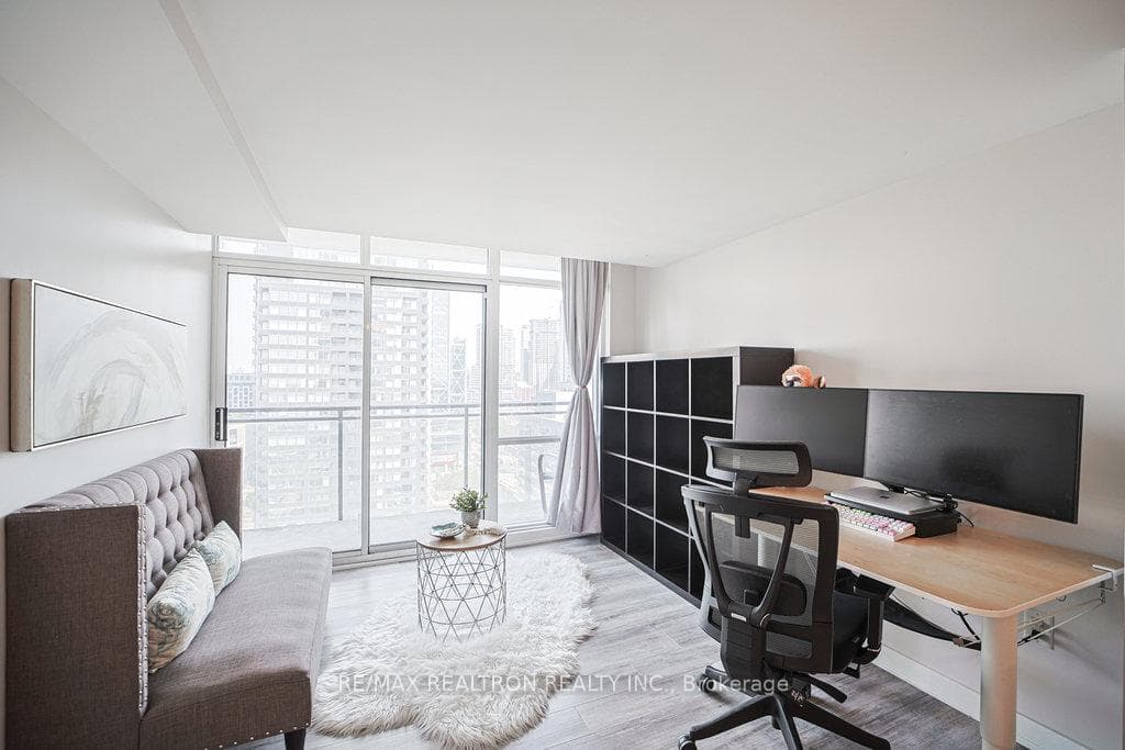 15 FORT YORK Boulevard Unit 2705 photo 2