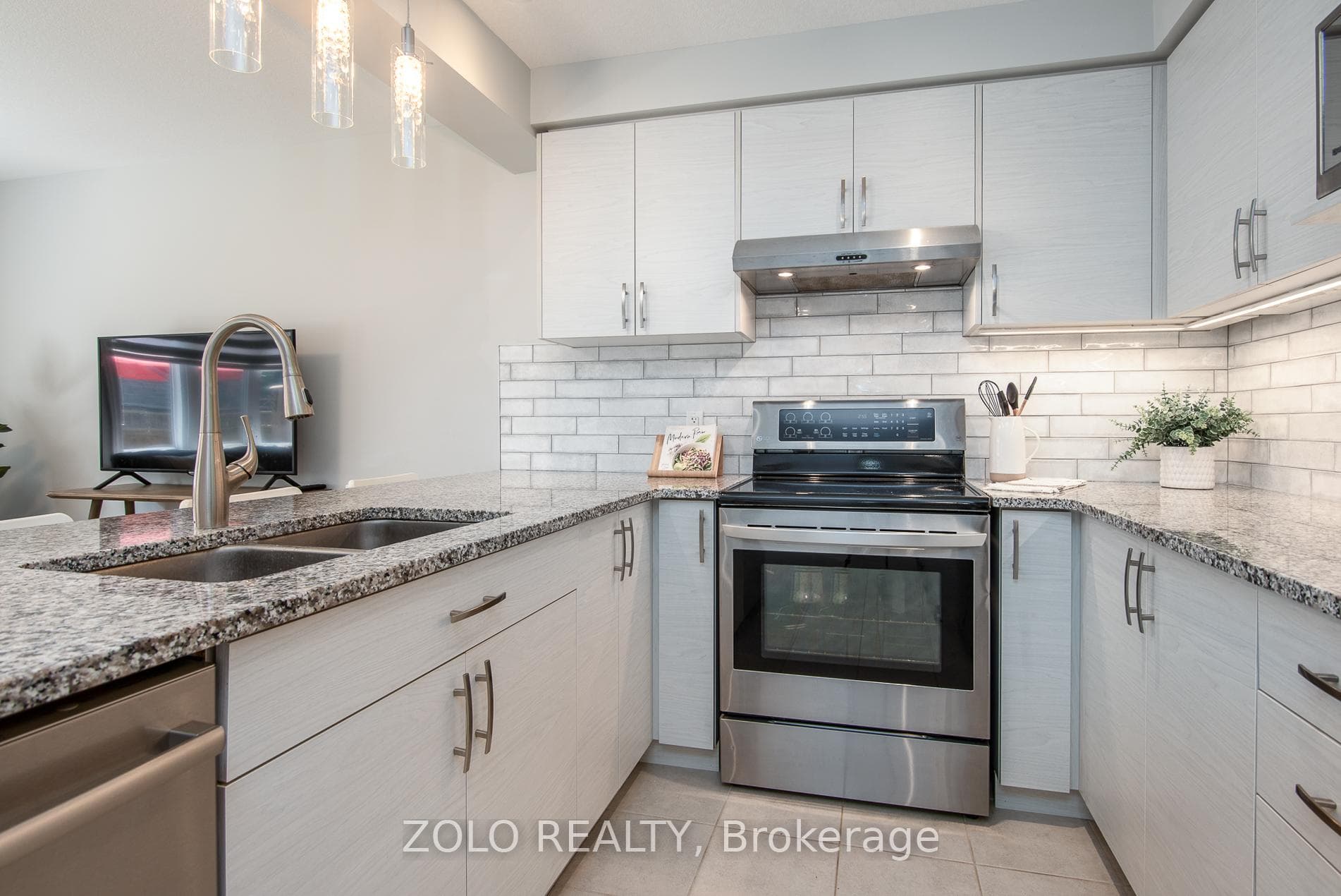 505 Hollybrook Crescent photo 14