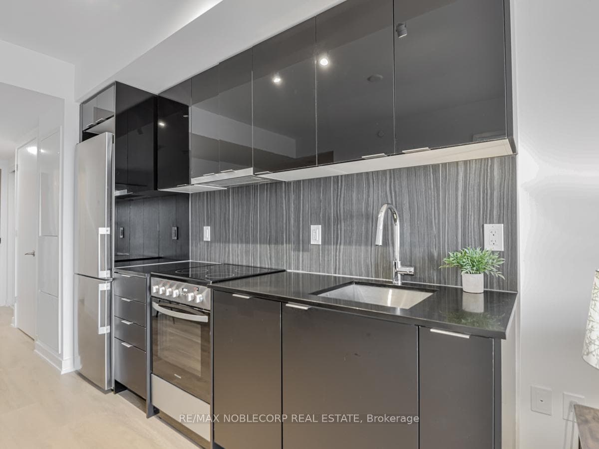 8 Tippett Road Unit 707 photo 7