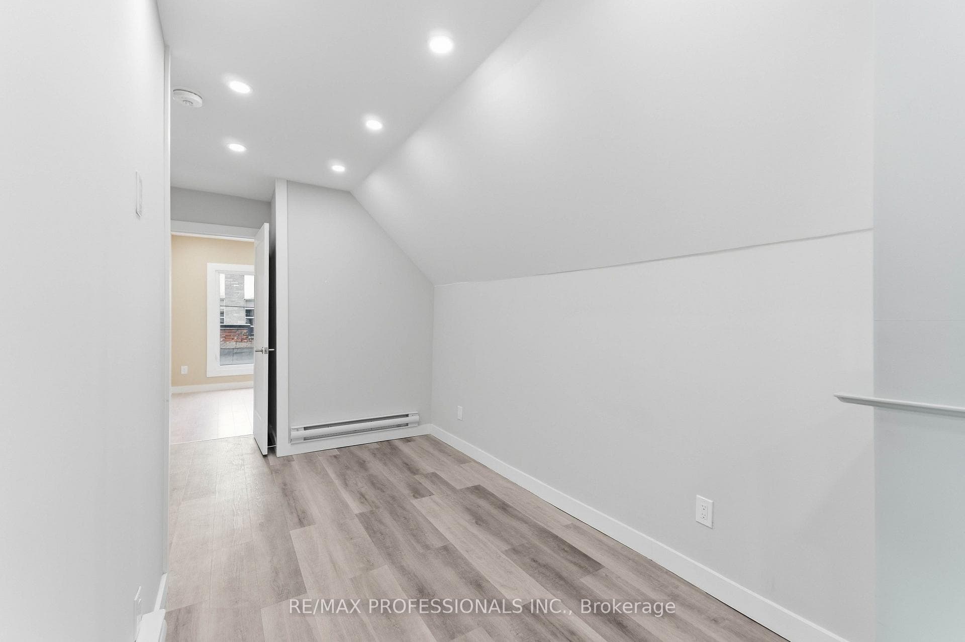 759 Barton Street Unit # Upper photo 7