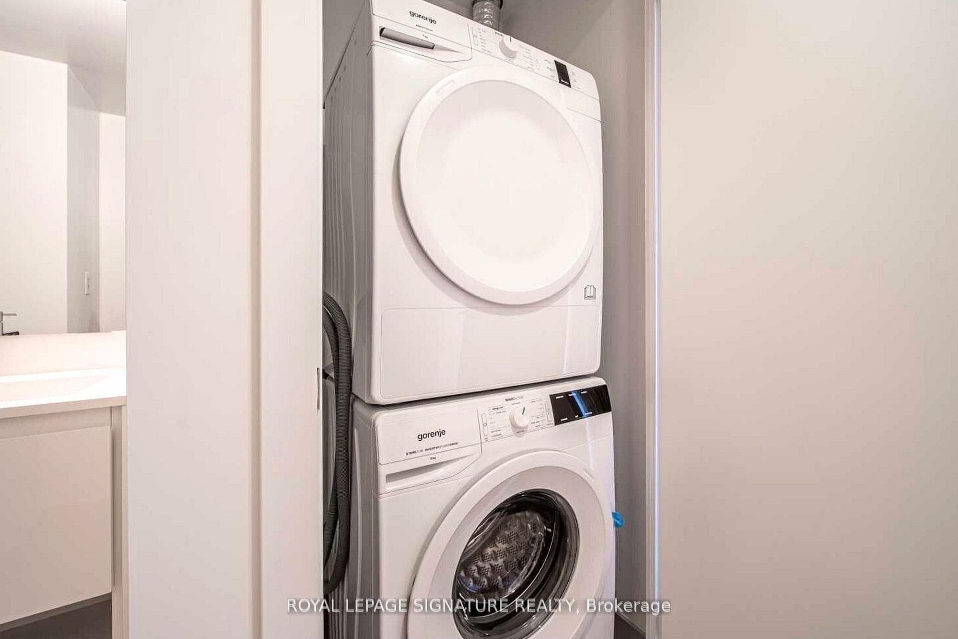 159 Wellesley Street Unit 1011 photo 9