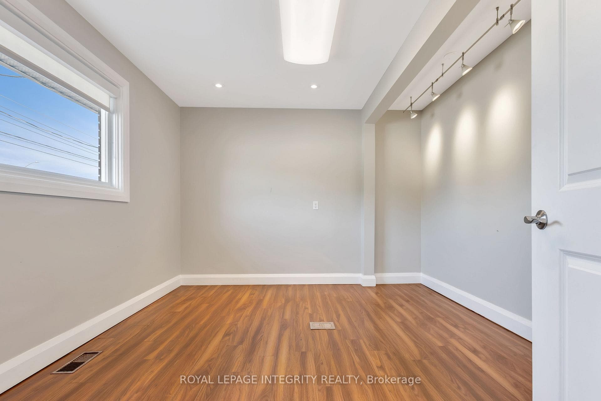 1443 Woodroffe Avenue photo 17