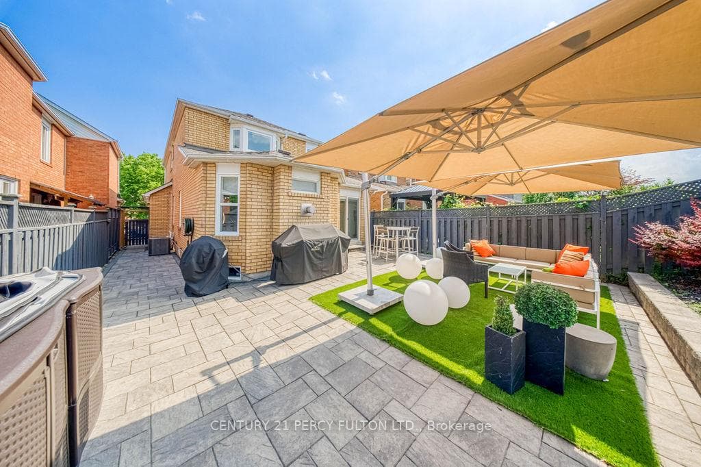 18 Booth Crescent photo 43