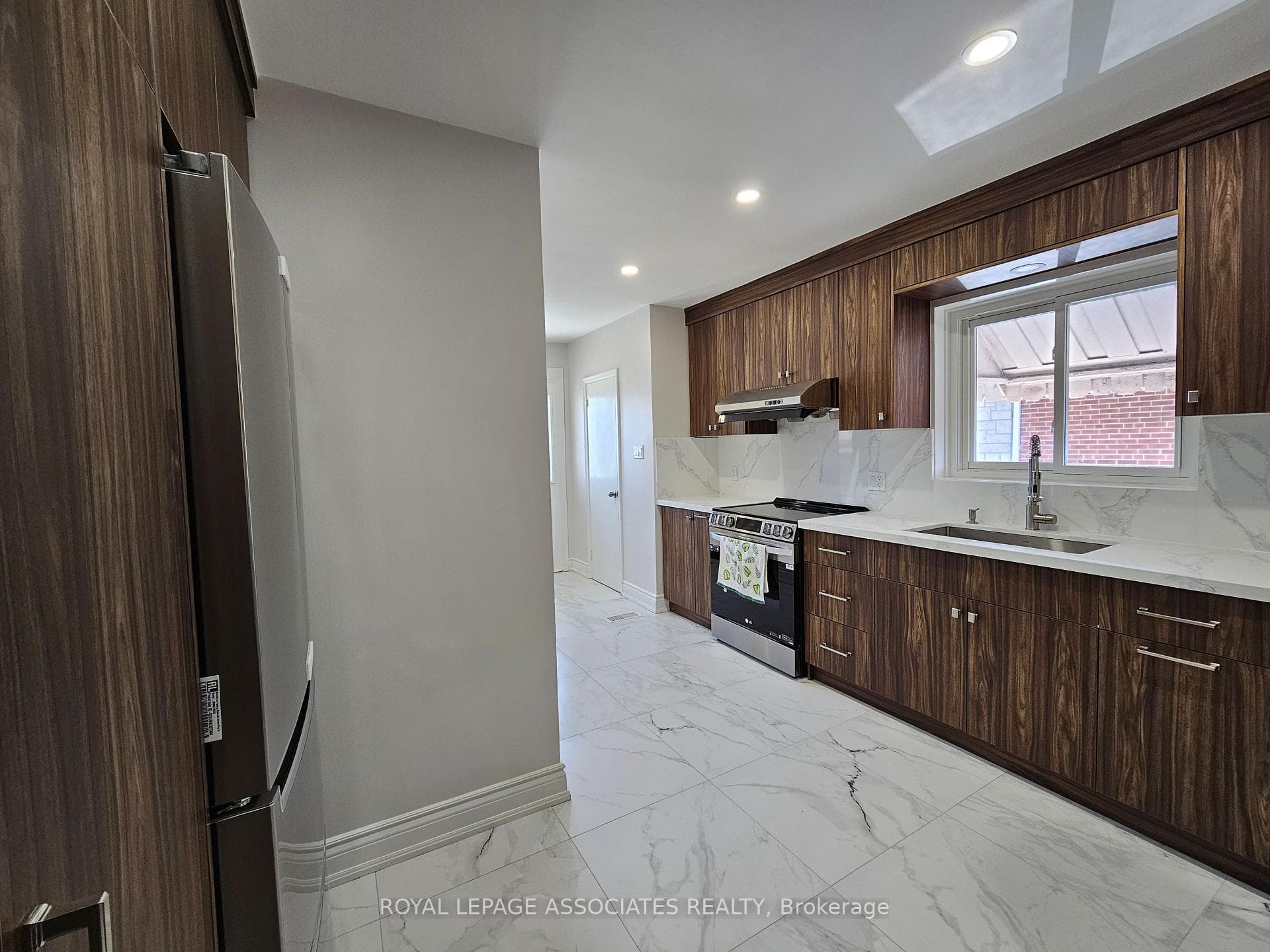 1124 Warden Avenue Unit Main photo 9
