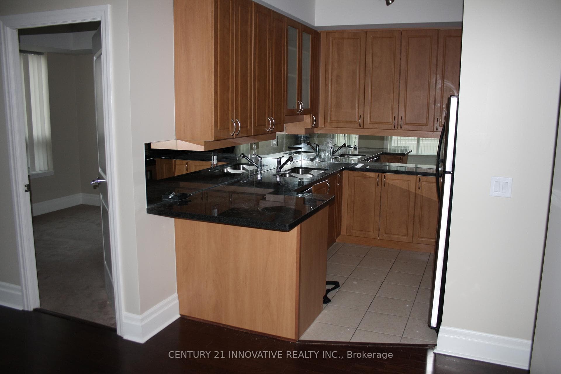 1 Upper Duke Crescent Unit 304 photo 8