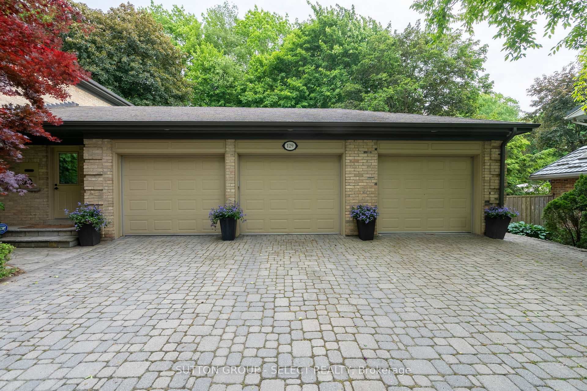 129 Wychwood Place photo 1