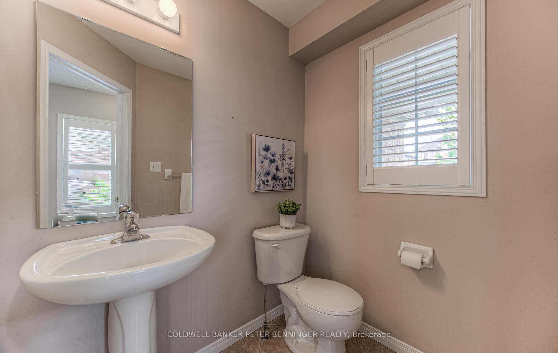 531 Commonwealth Crescent photo 6