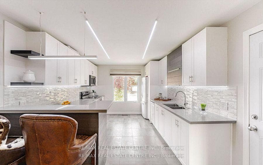 2046 Glenada Crescent photo 7
