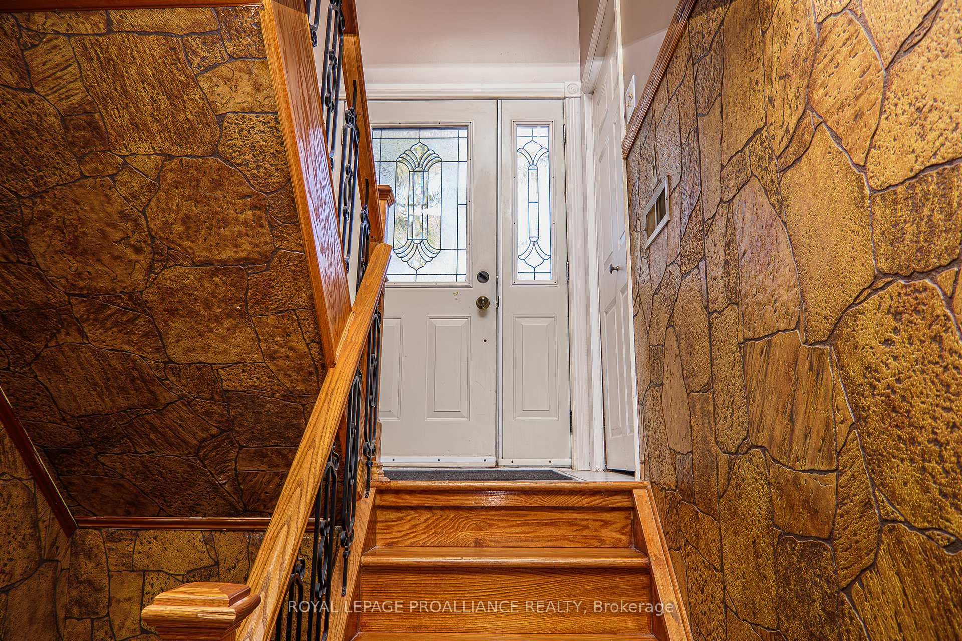 181 Colonial Road photo 23