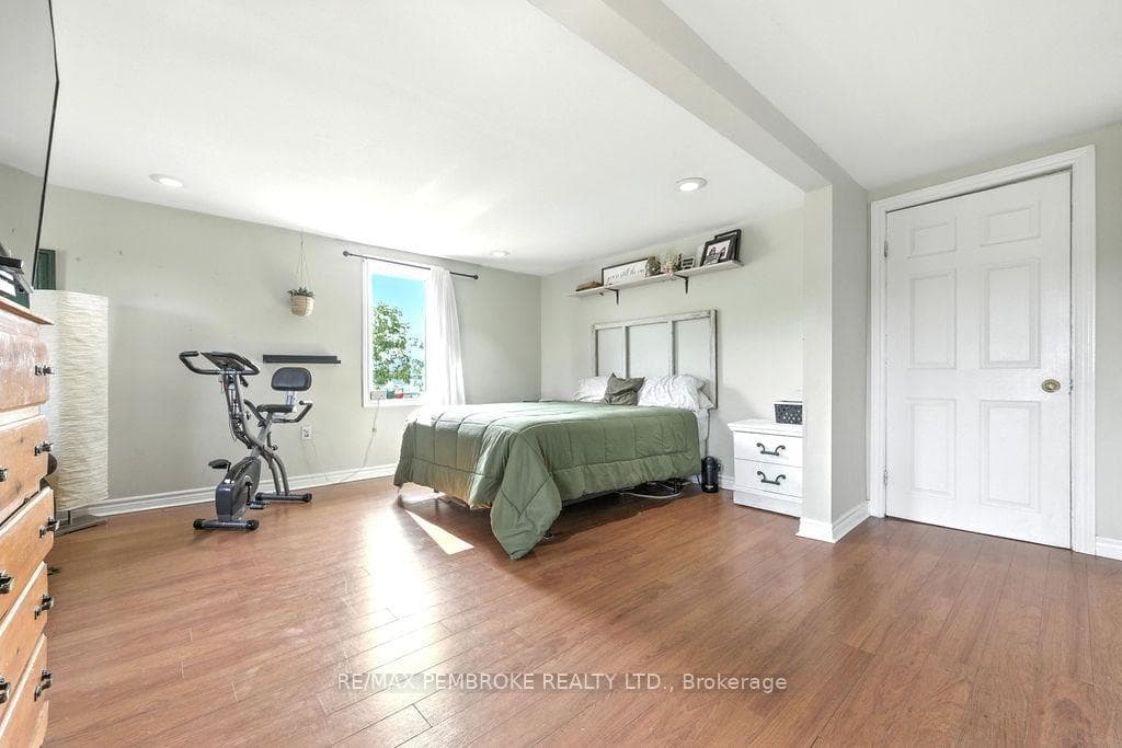 Huge primary suite or 2nd level family room