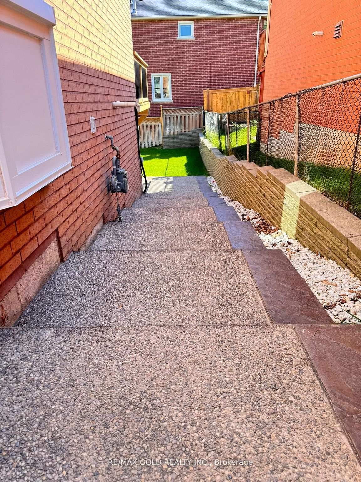 4 Gollop Crescent photo 1