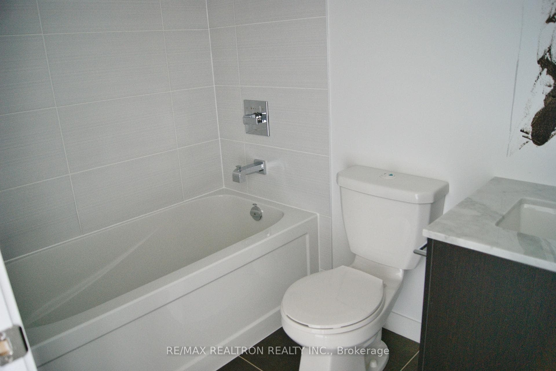 2055 Danforth Avenue Unit 410 photo 8