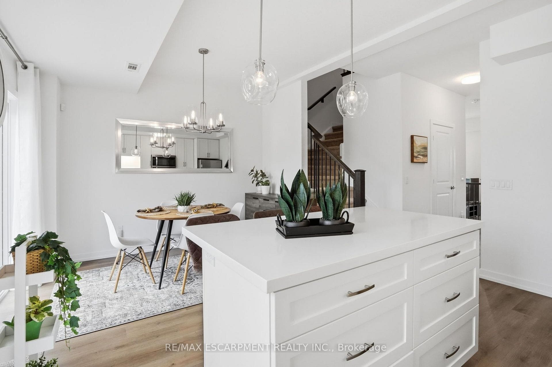 245 Burke Street photo 11