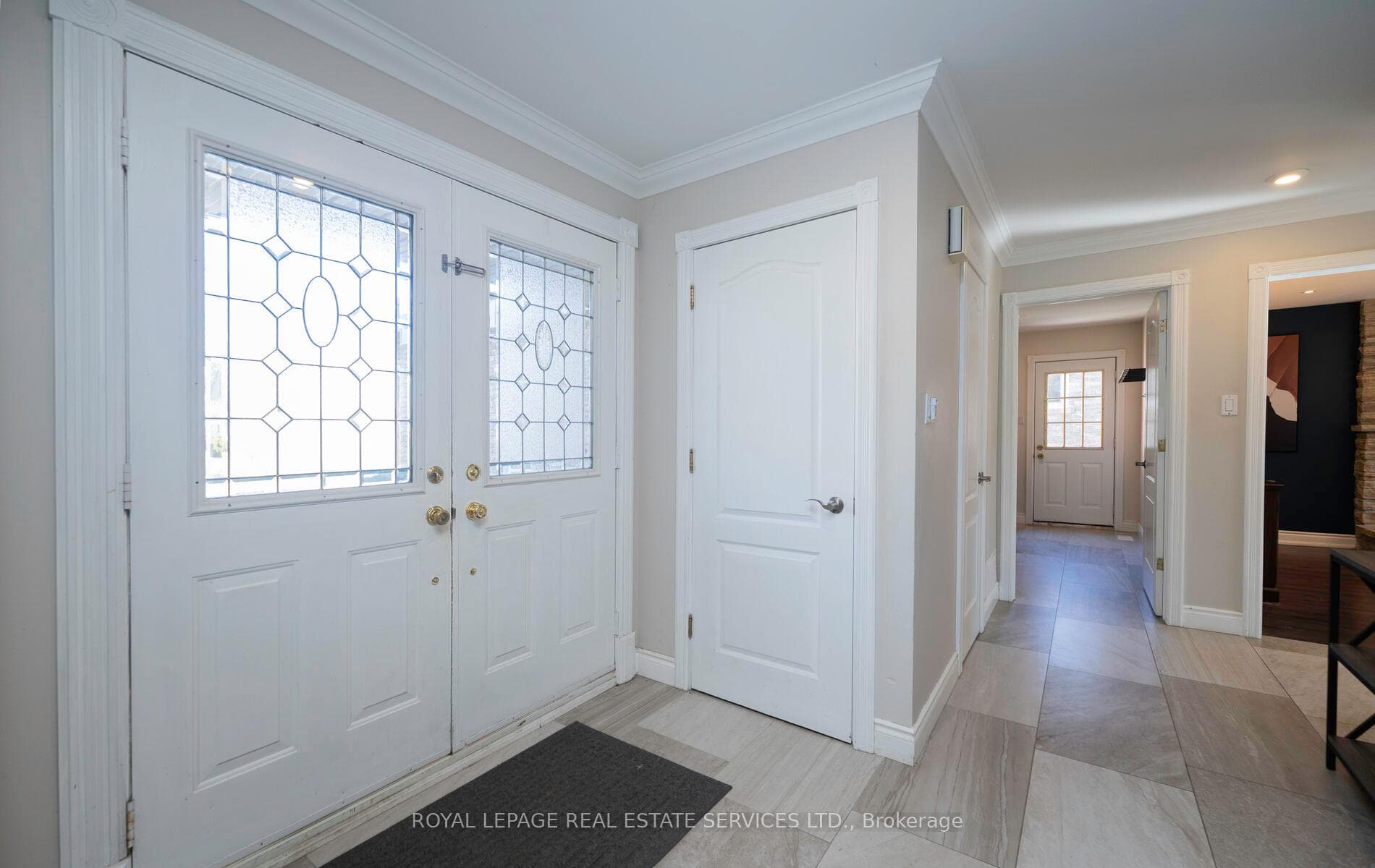 FRONT ENTRANCE FACING LAUNDRY ROOM