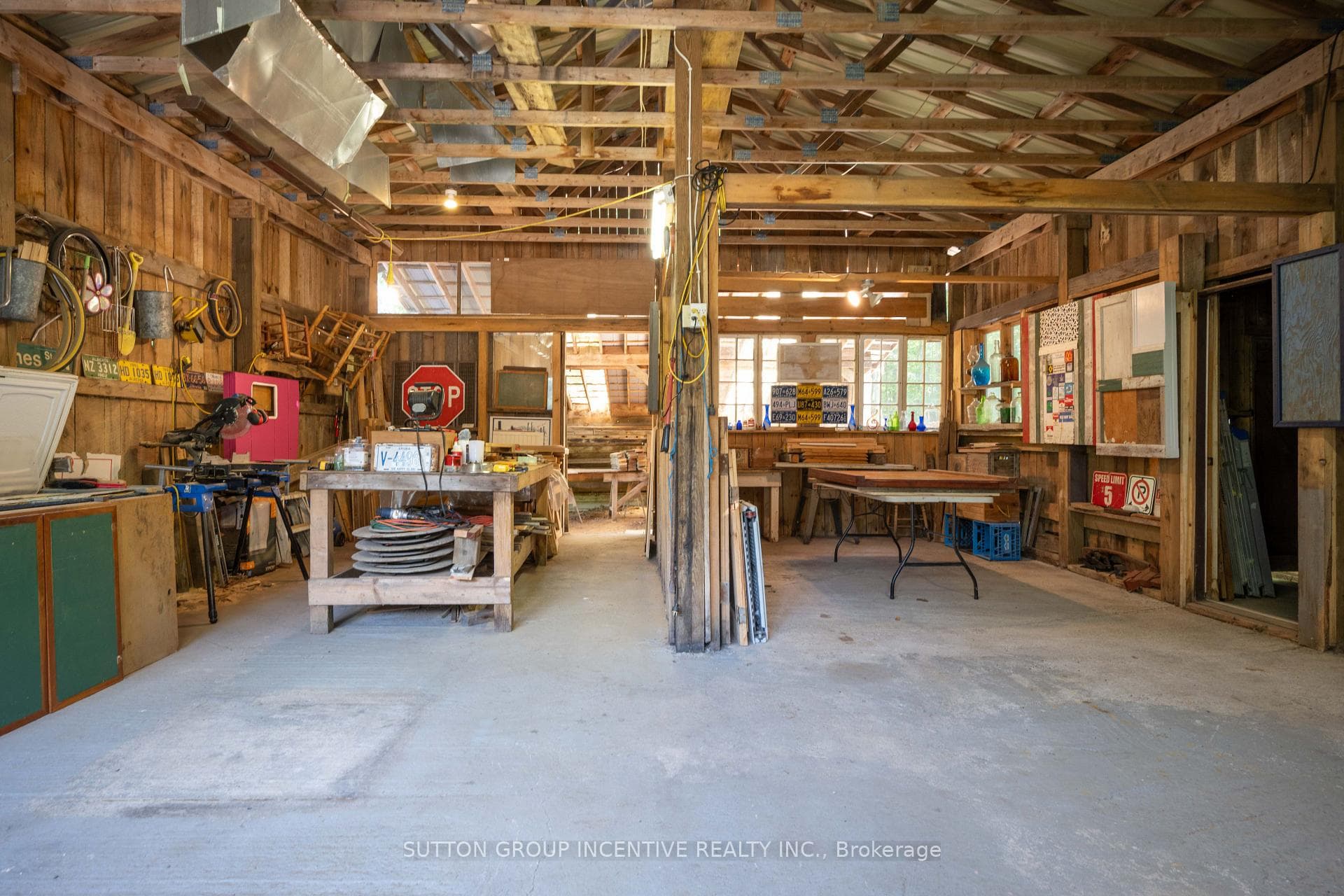 concrete floors, hydro, running water/ parking