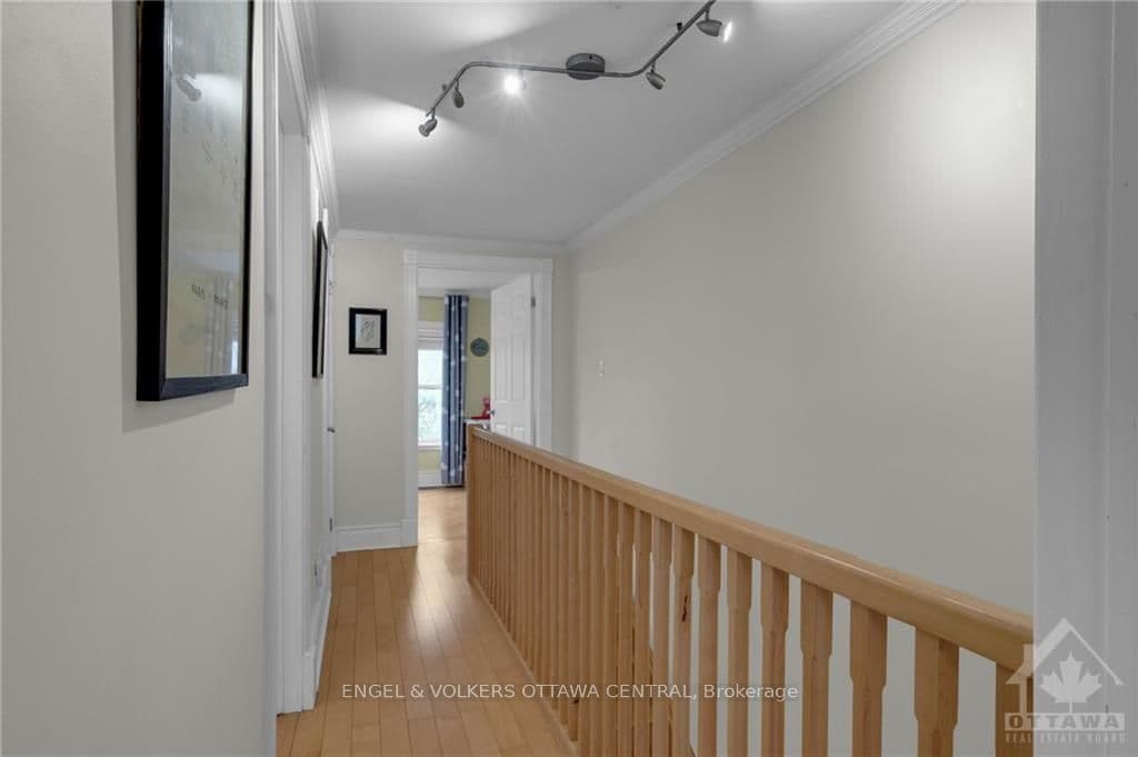 462 MCLEOD Street photo 12