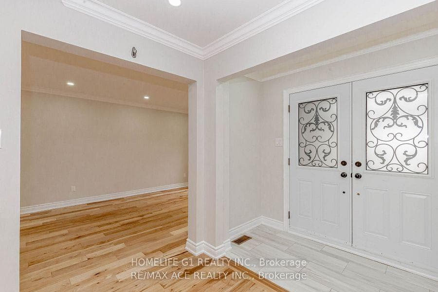1319 Greenwood Crescent photo 3