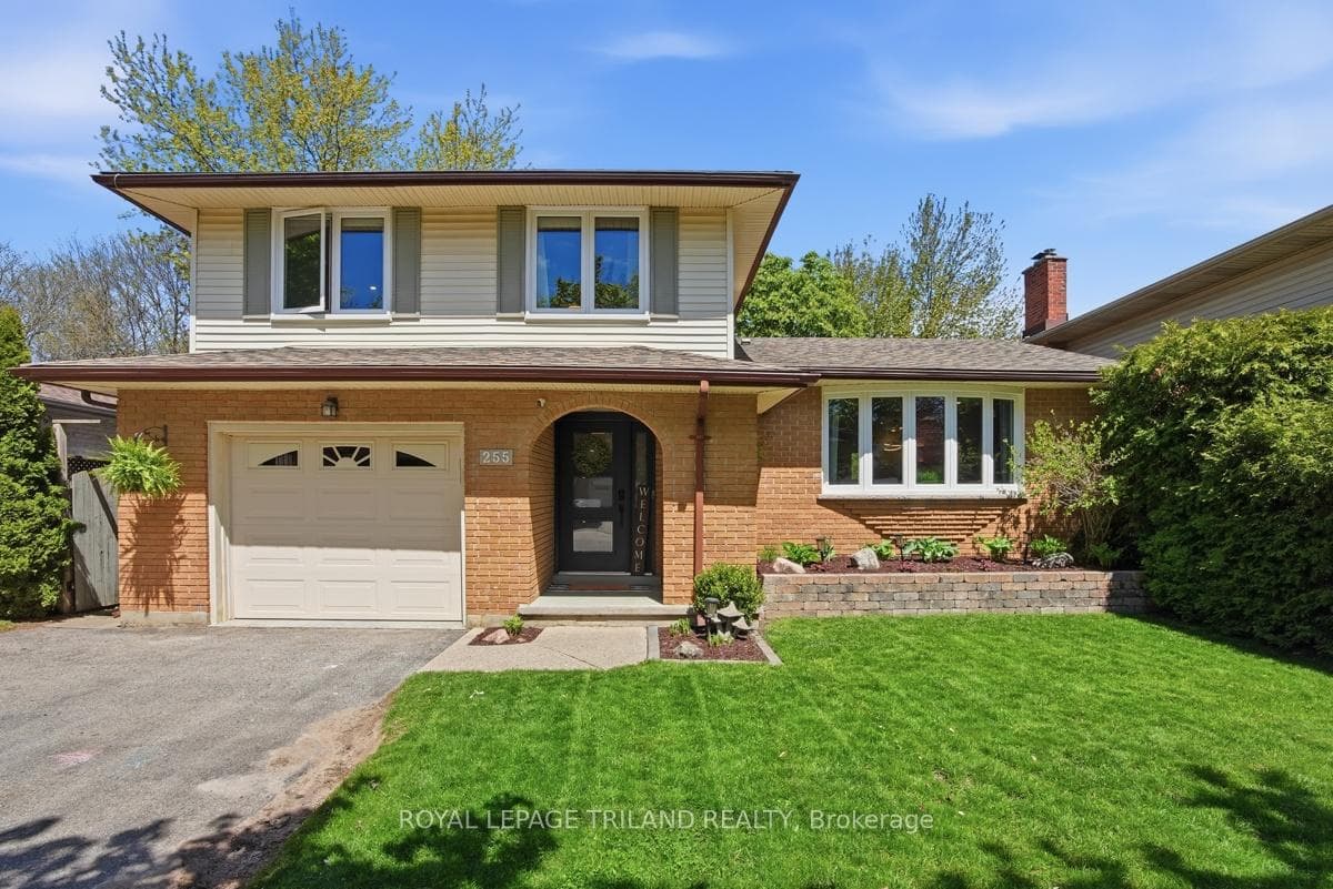 255 Highview Crescent photo 1