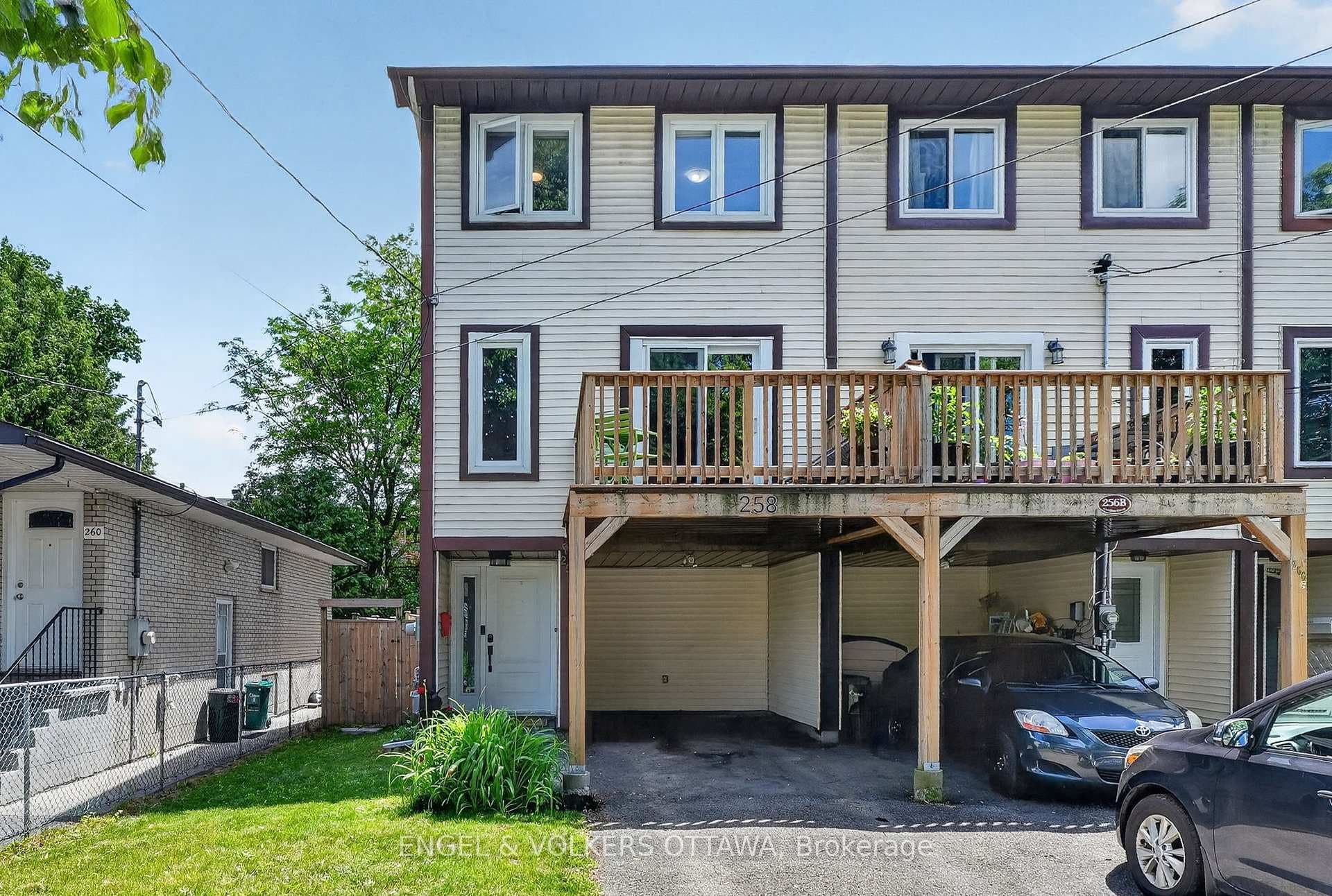 258 Carillon Street photo 1