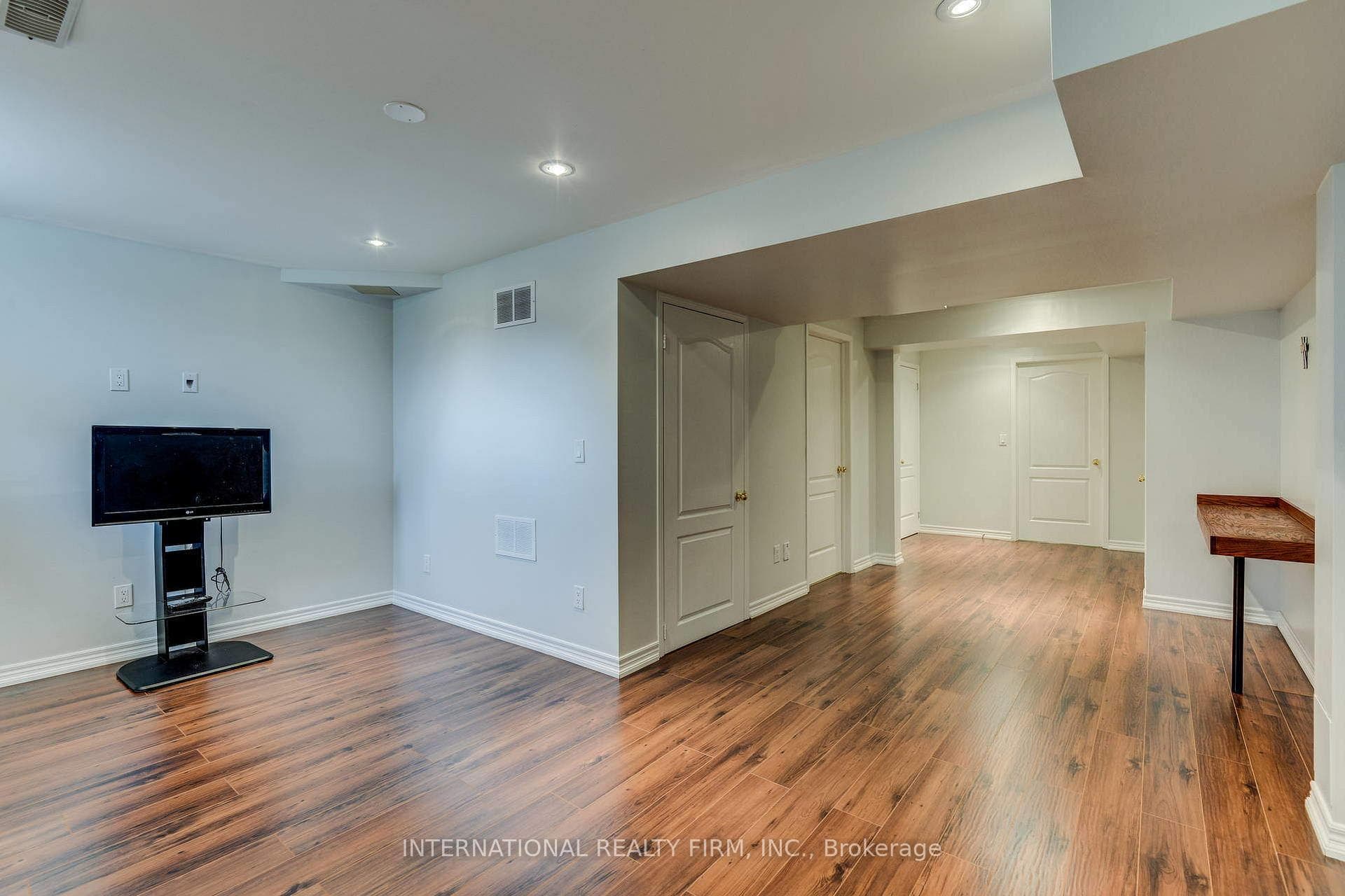4881 Capri Crescent photo 24