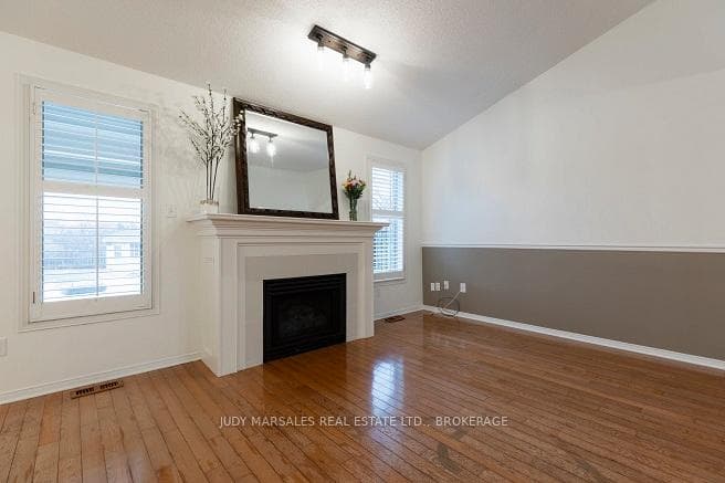 39 COVE Crescent photo 8