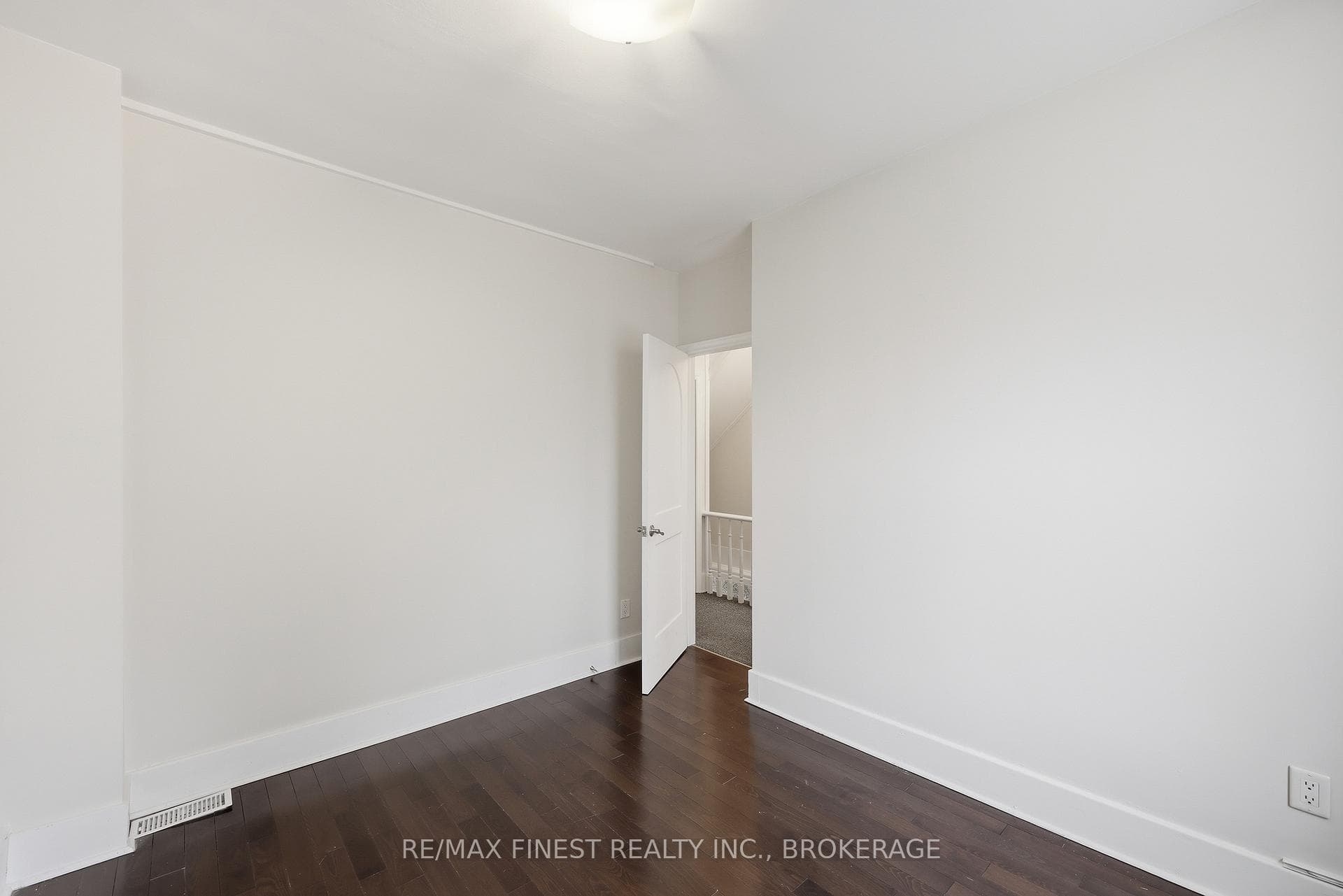 110 Yonge Street photo 28