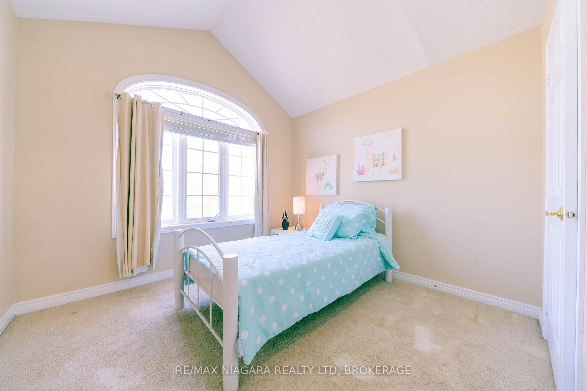 104 YOUNG Crescent photo 29