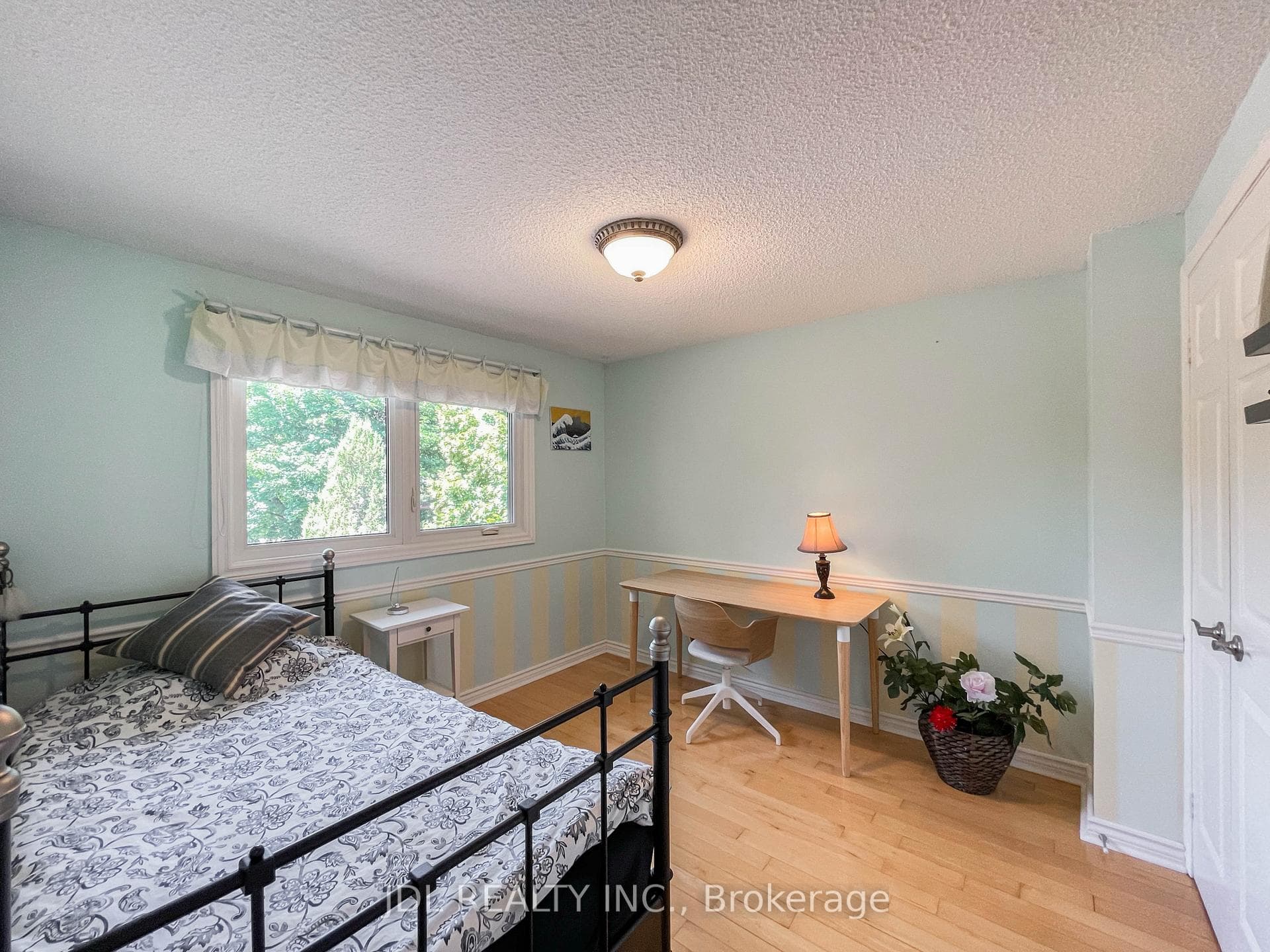 126 Weir Crescent photo 31