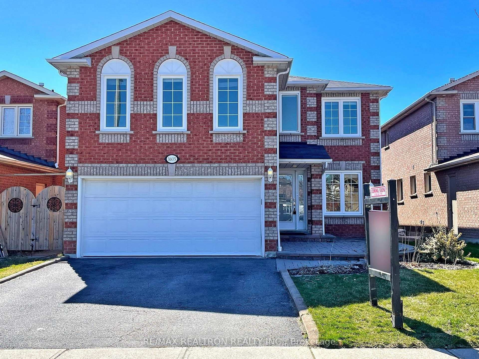 1605 Seguin Square photo 1