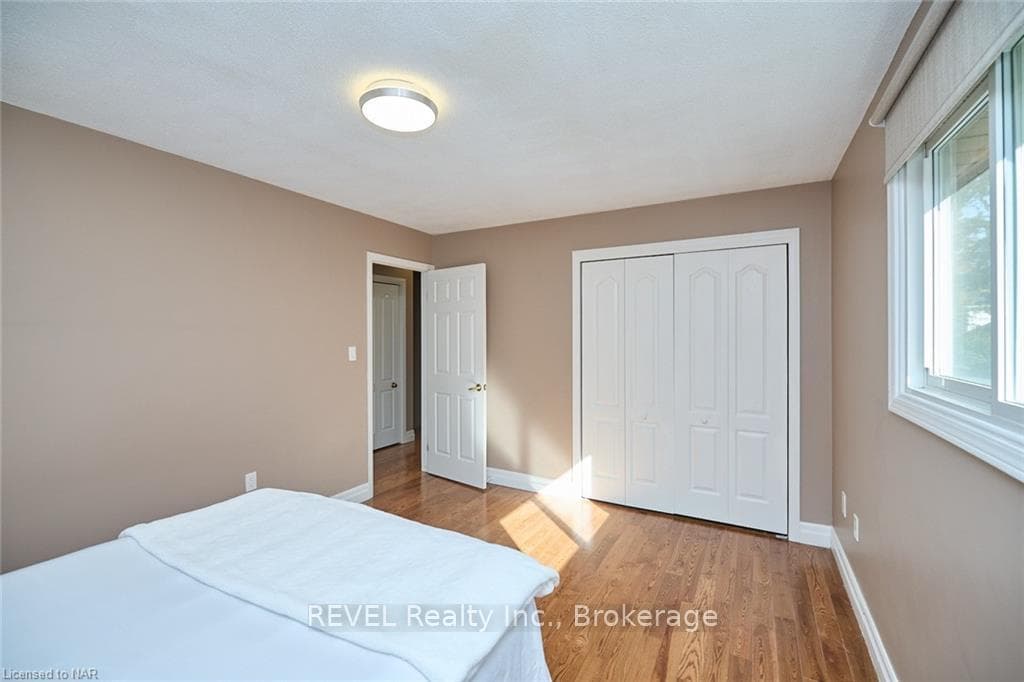 110 STRADA Boulevard photo 19