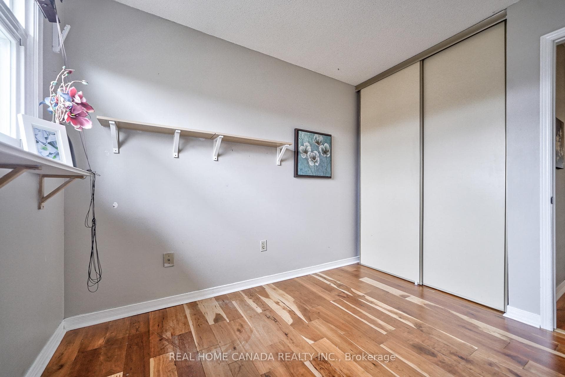 540 Bluesky Crescent photo 32