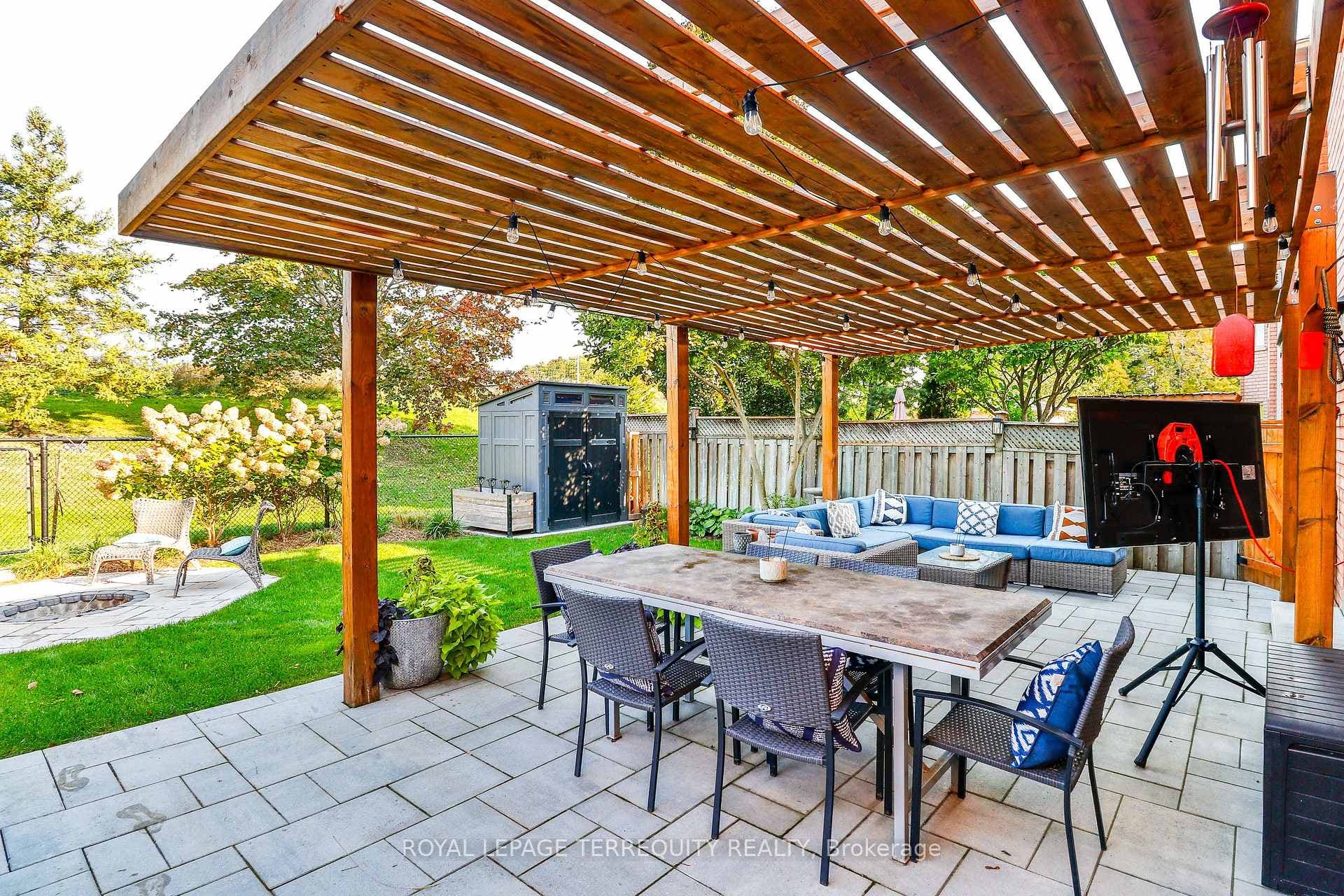 Gorgeous Patio with Trellace