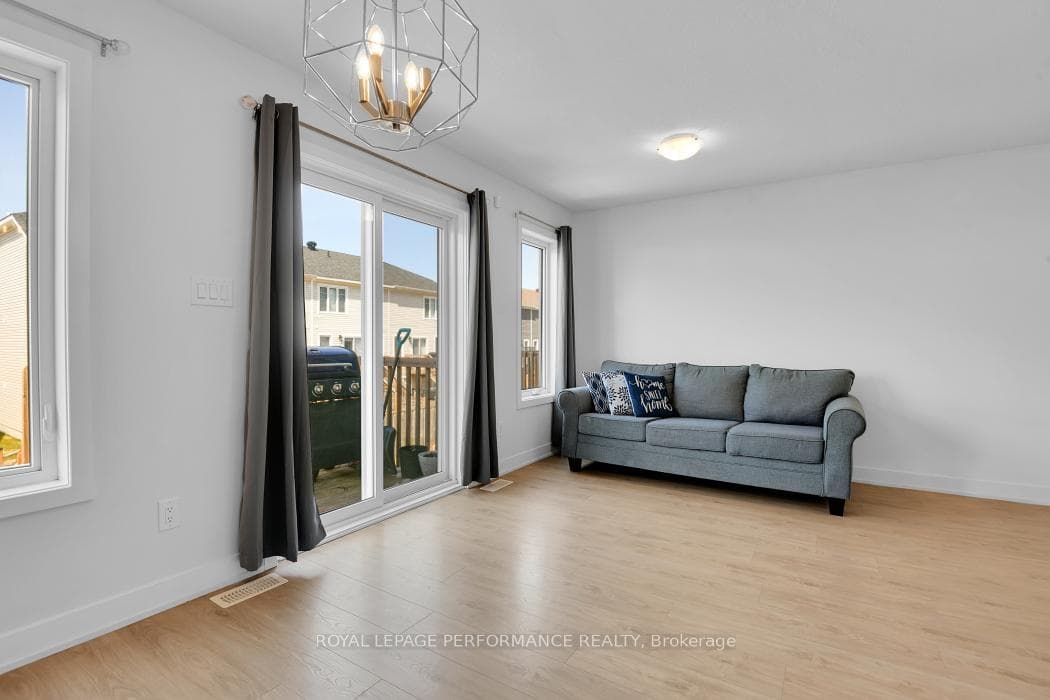 30 WHITCOMB Crescent photo 7