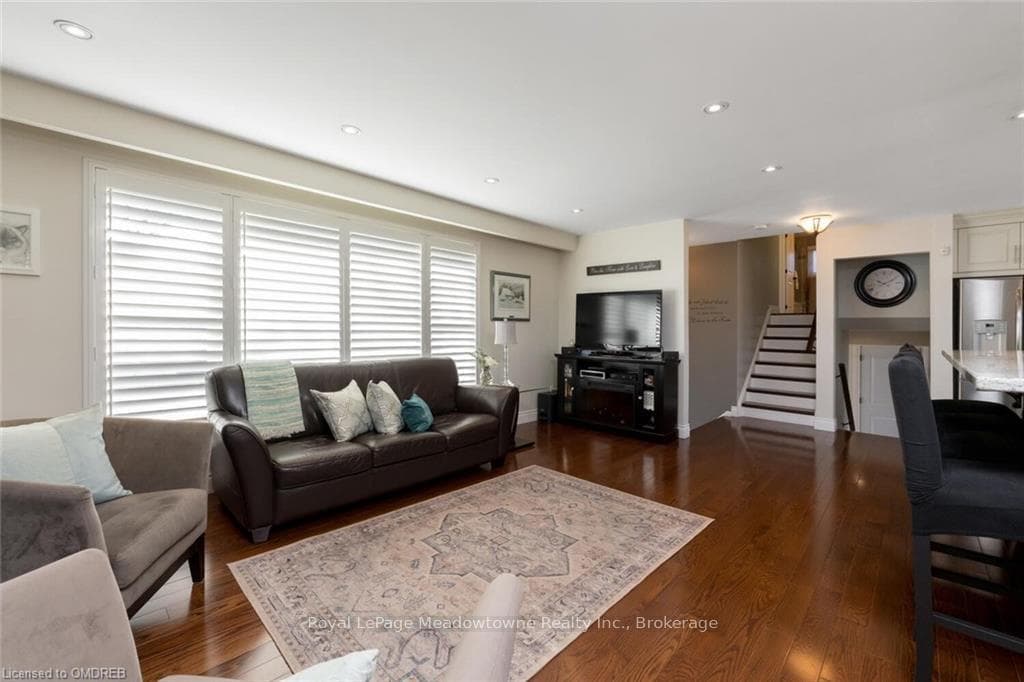 18 MOORE PARK Crescent photo 5