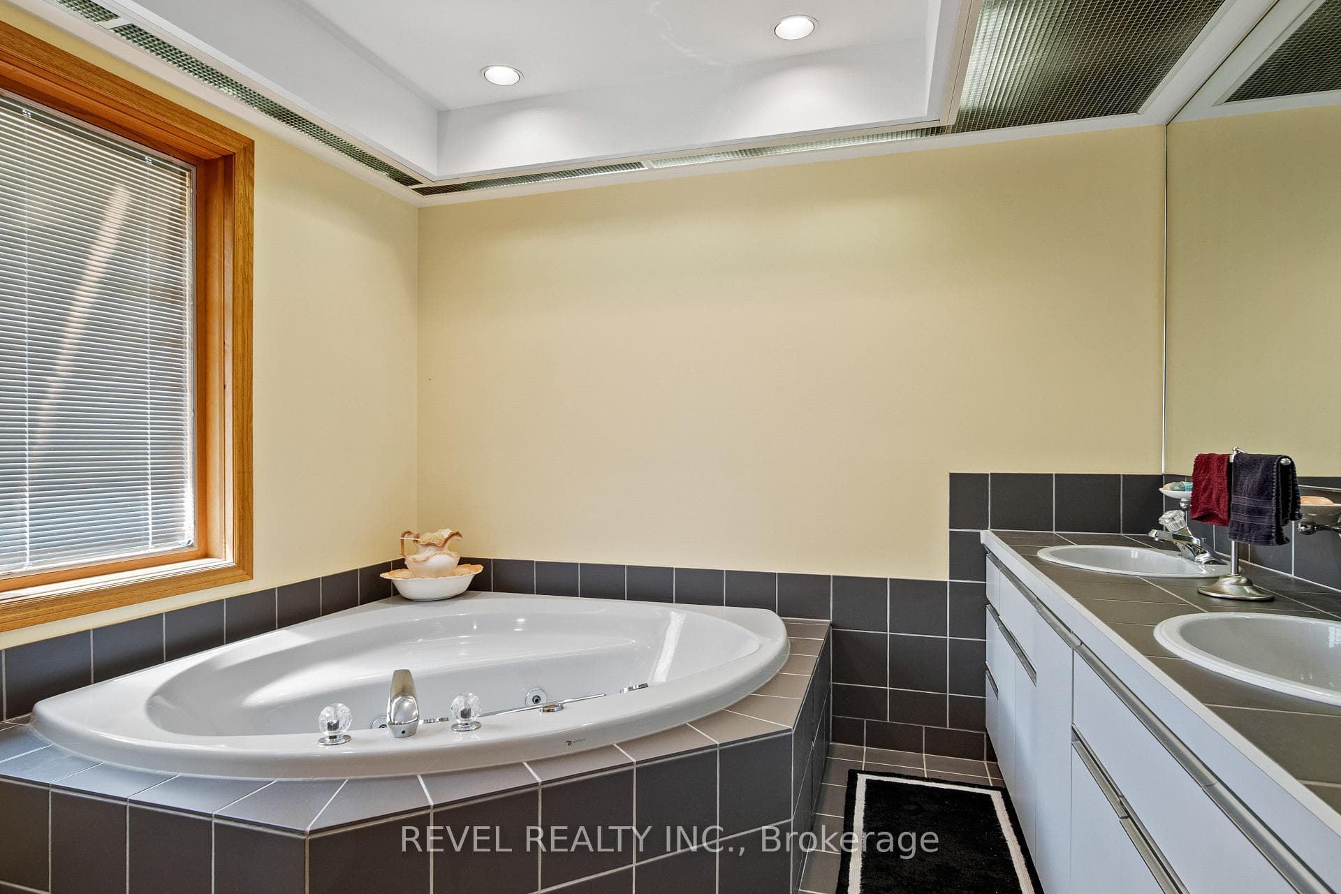 1627 Mardell Street photo 34