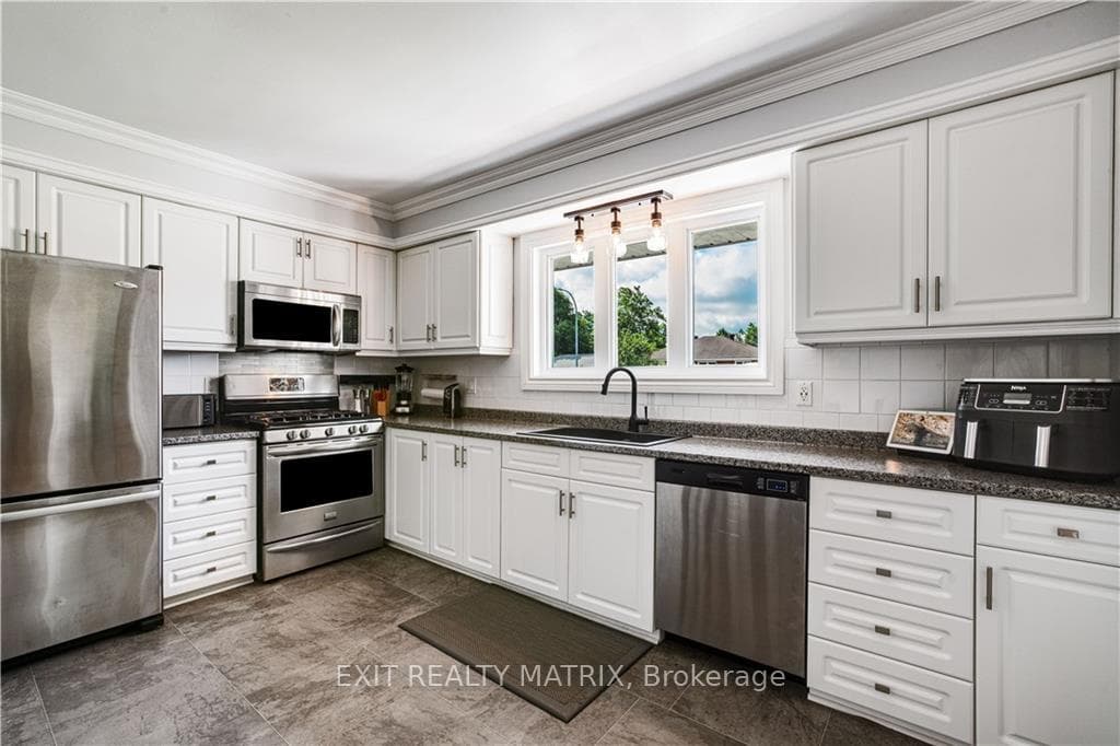 727 CECILE Boulevard photo 6